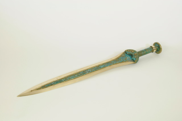 Photo eines bronzenen Schwertes