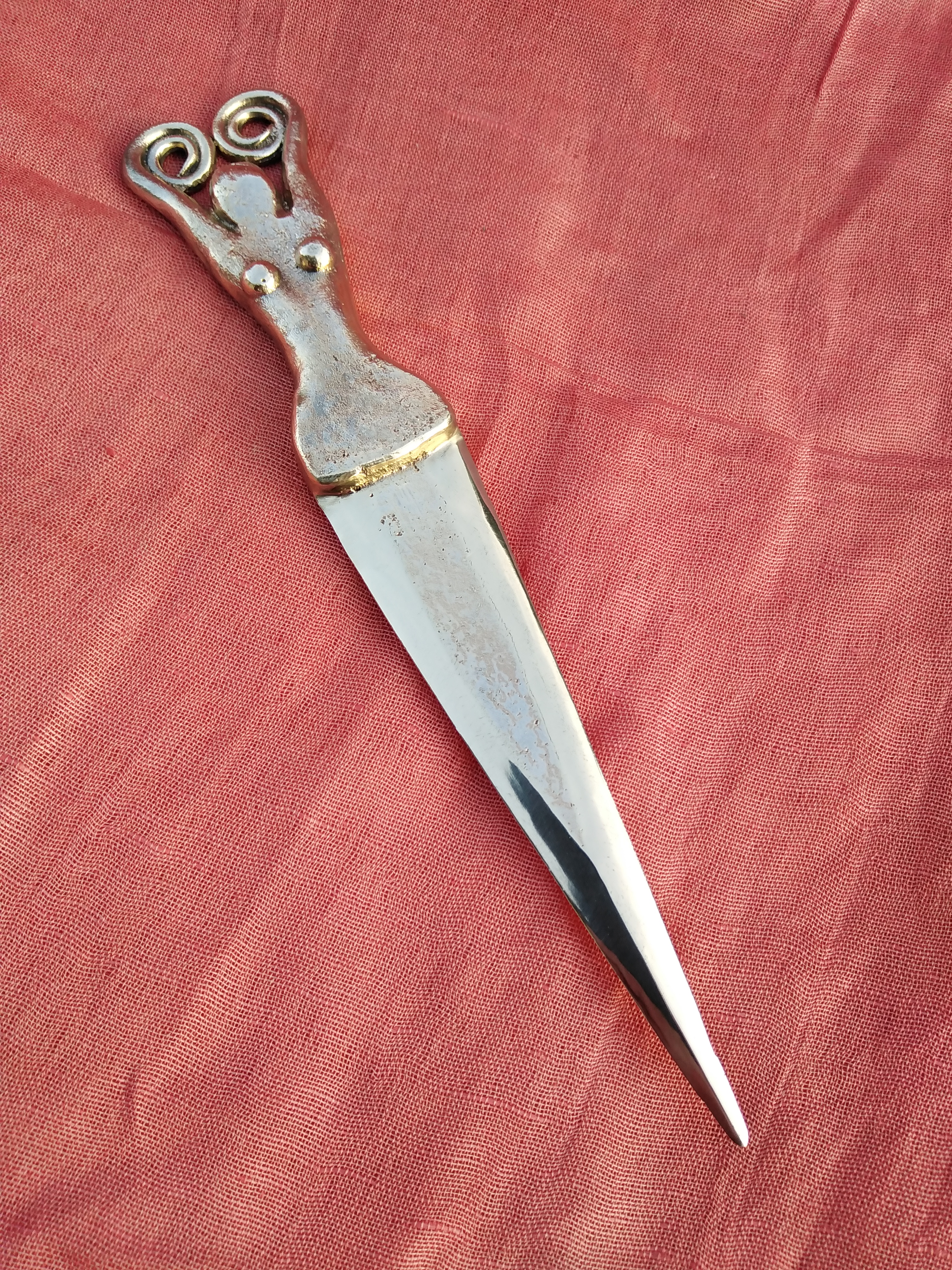 Photo eines Messers mit Goettinengriff