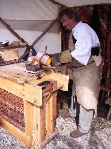 Die fl�ssige Bronze wird in die Hohlform gegossen