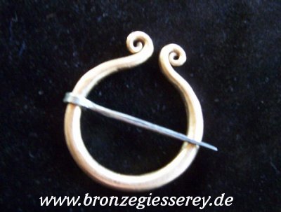 Photo der mittelalterlichen Ringfibel